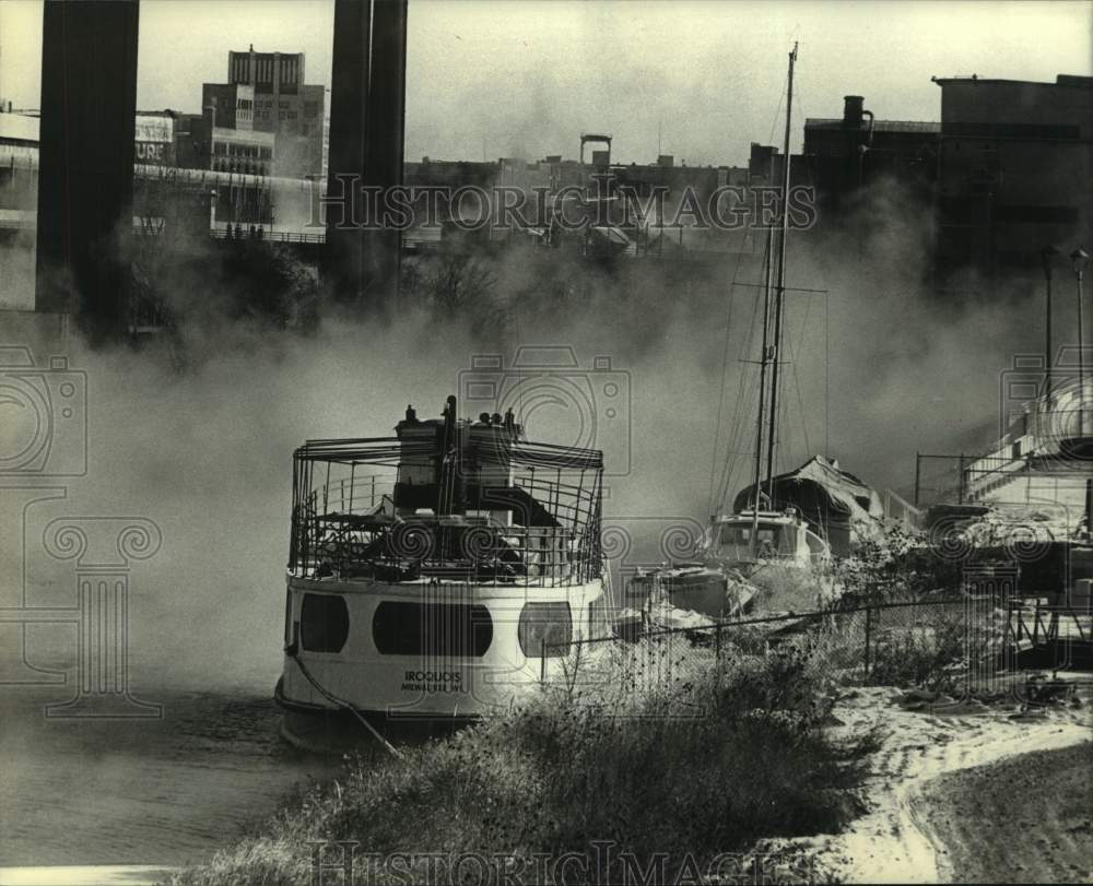 1990 Press Photo Pleasure boat, Iroquois, in the Kinnickinnic River - mjc31393 - Historic Images