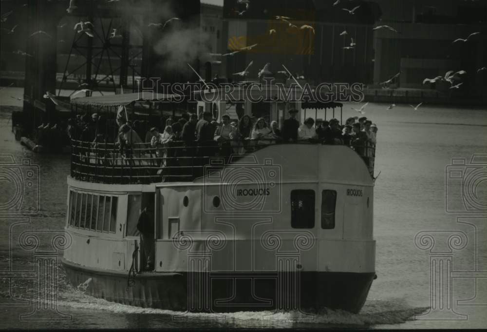 1993 Press Photo Students as Immigrants on the &quot;Iroquois&quot; boat, Milwaukee River - Historic Images