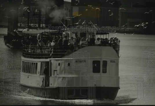 1993 Press Photo Students as Immigrants on the "Iroquois" boat, Milwaukee River - Historic Images