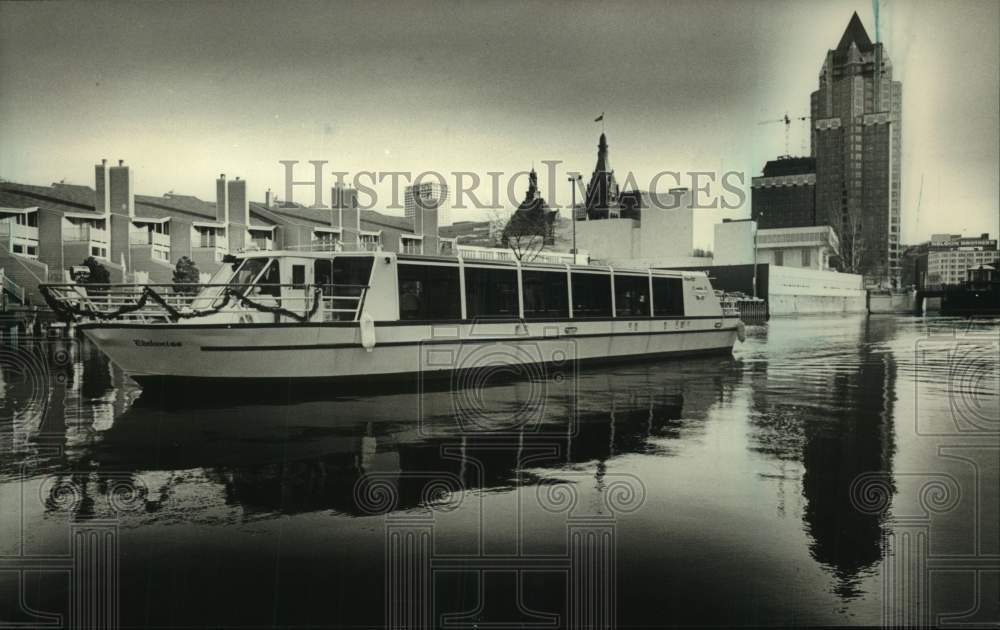 1993 Press Photo Visitors enjoy fine dining on the &quot;Edelweiss&quot; Excursion Boat - Historic Images