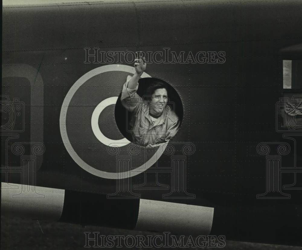 1982 Press Photo Crew member of old B-25 bomber waves to crowd at convention - Historic Images