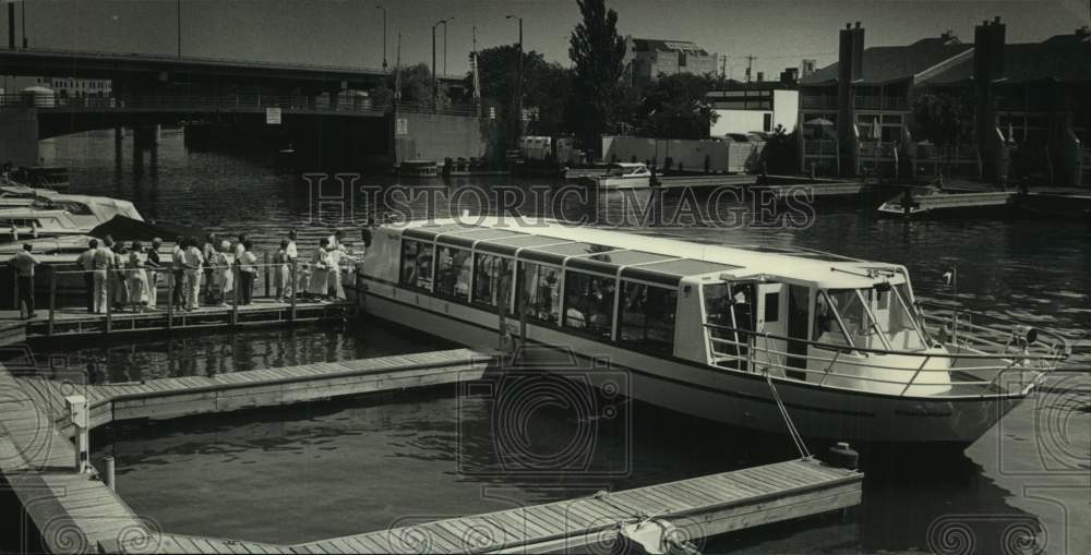 1990 Press Photo Passengers board the &quot;Edelweiss,&quot; Excursion Boat - mjc31404 - Historic Images