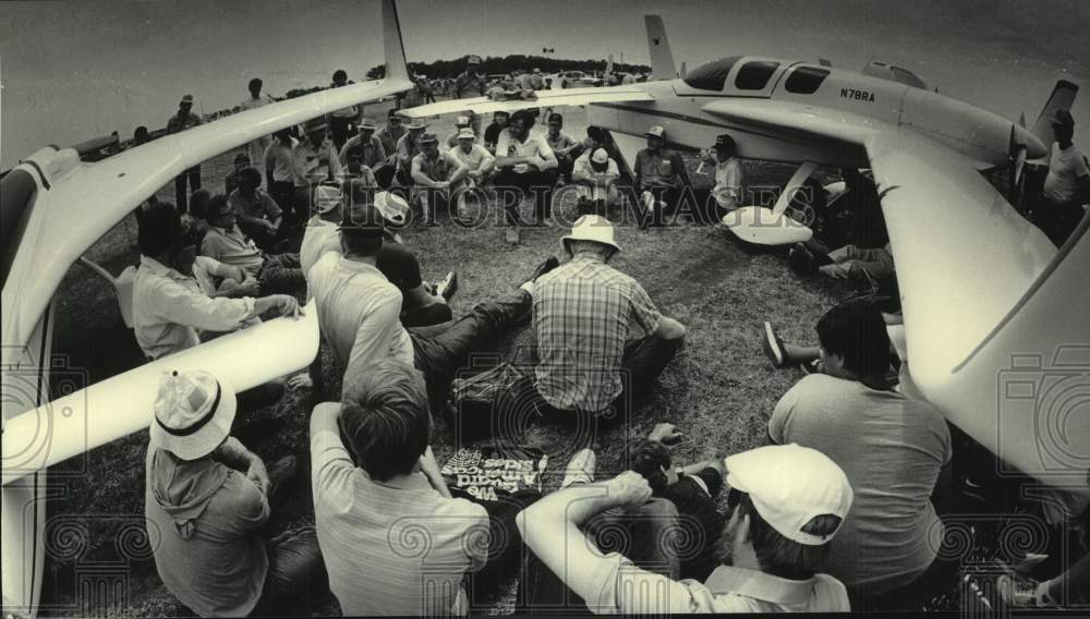 1983 Press Photo Varieze aircraft owners and pilots gather to share experiences - Historic Images