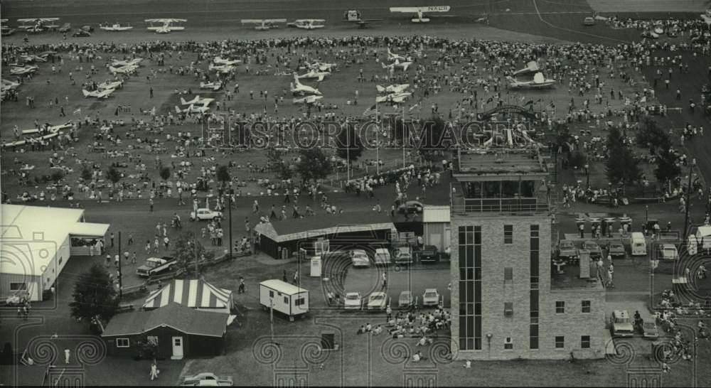 1983 Press Photo Crowds mill around planes at convention, Wittman Field, Oshkosh - Historic Images