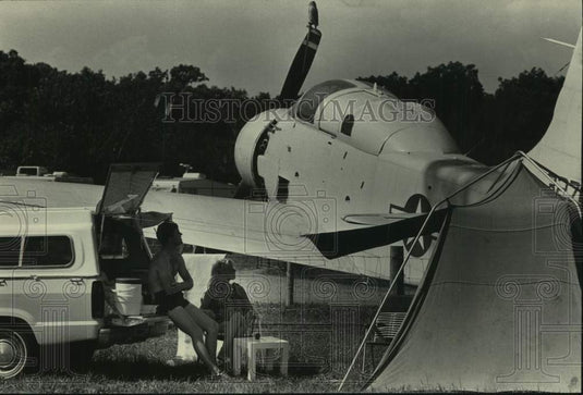 1983 Press Photo Couple camps near planes on display at Wittman Field, Oshkosh - Historic Images