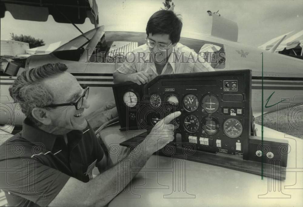 1983 Press Photo Tom Zompolas &amp; son display Pamco system controls at airshow, WI - Historic Images