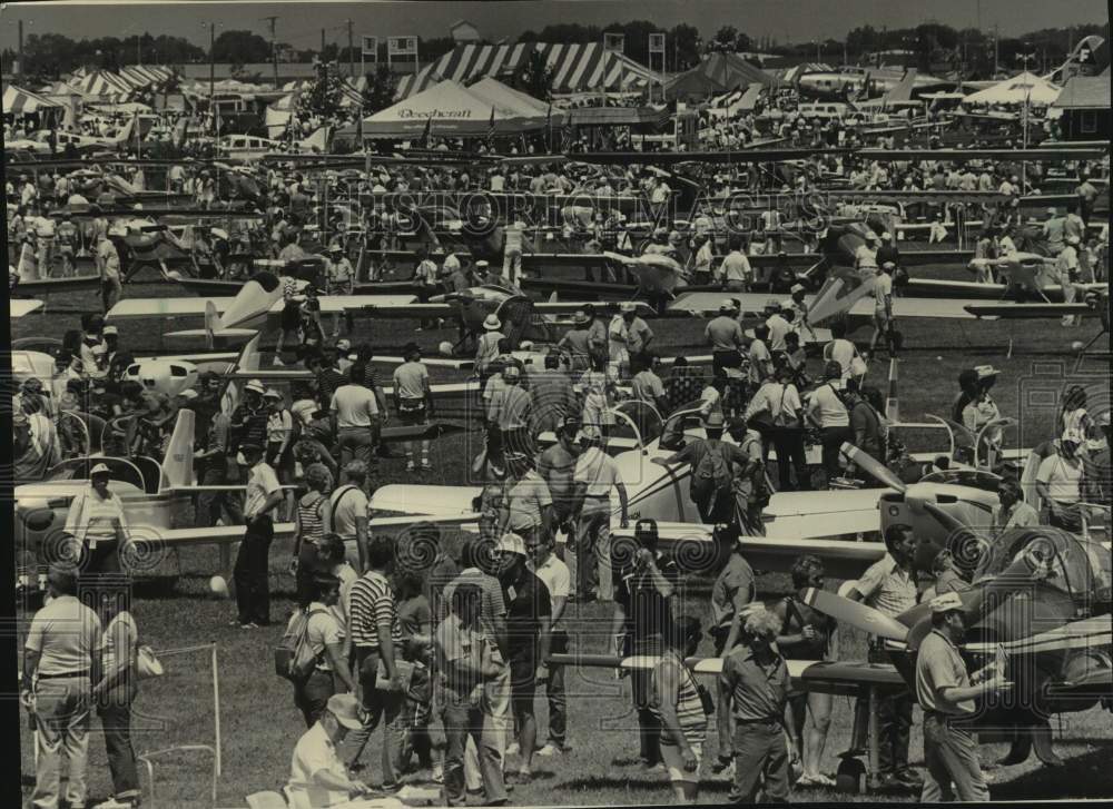 1984 Press Photo crowd at Experimental Aviation Association Fly-In, Wisconsin - Historic Images