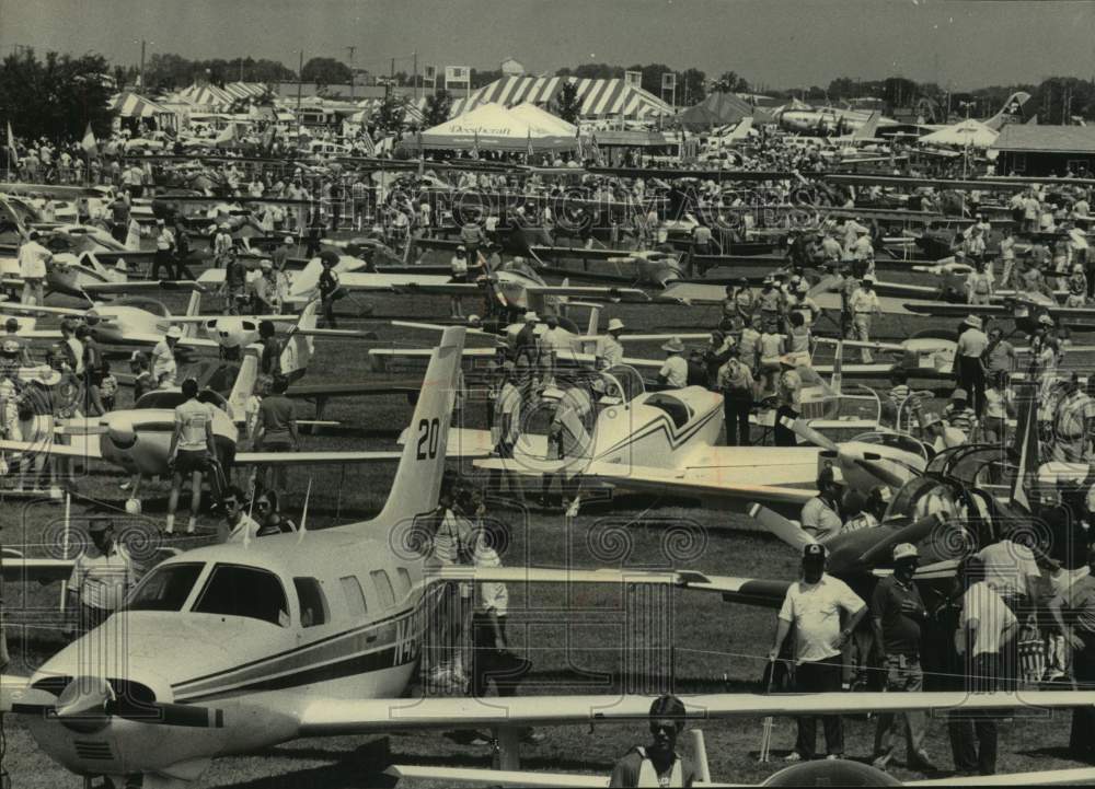 1984 Press Photo crowd at Experimental Aviation Association Fly-In, Wisconsin - Historic Images