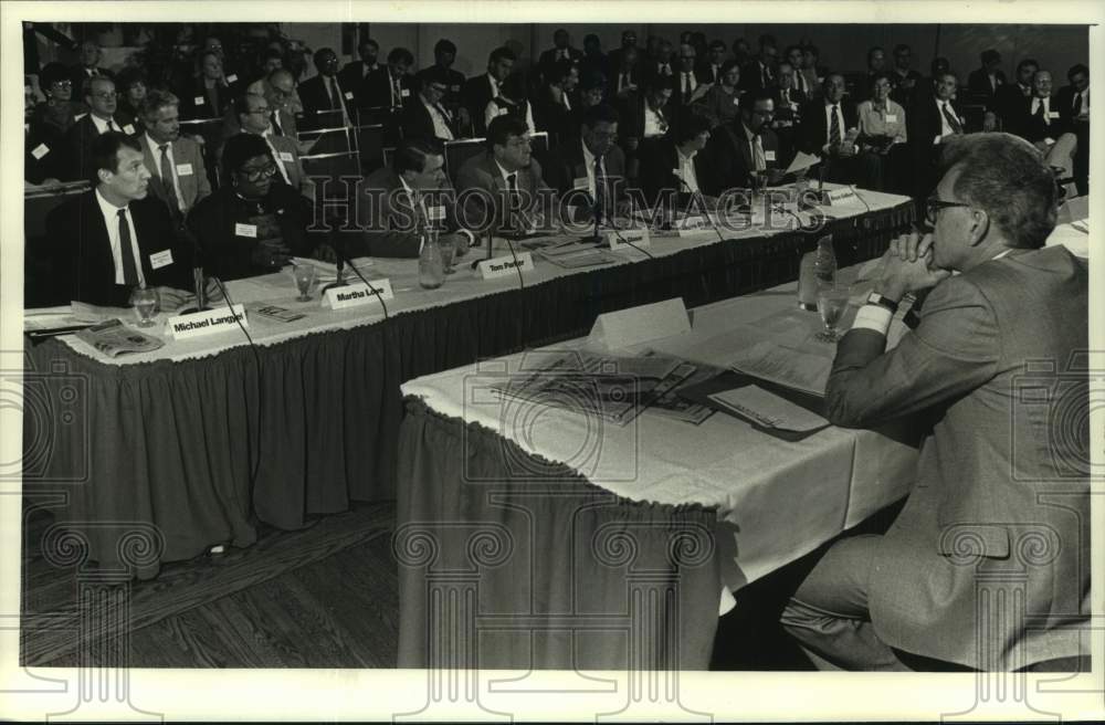 1991 Press Photo Sig Gissler listens to concerns of labor leaders, Milwaukee - Historic Images