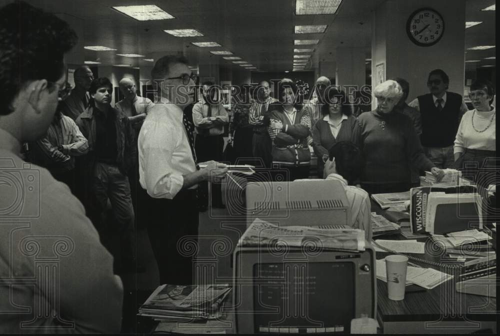 1992 Press Photo Journal editor Sig Gissler, announces his retirement, Milwaukee - Historic Images