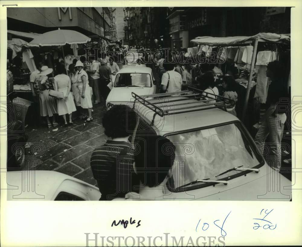1982 Press Photo A crowded streets in Naples, Italy, full of people &amp; cars - Historic Images