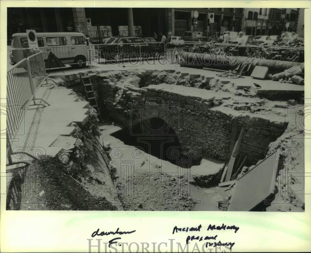 1982 Press Photo Ancient archway discovered during repairs to a street in Italy - Historic Images