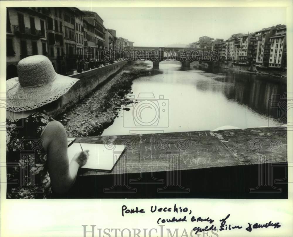 1982 Press Photo Woman sketches the Ponte Vecchio, Florence, Italy - mjc31488 - Historic Images