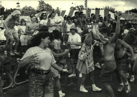 1992 Press Photo Summerfest patrons dancing at the Pabst Showcase - mjc31506 - Historic Images