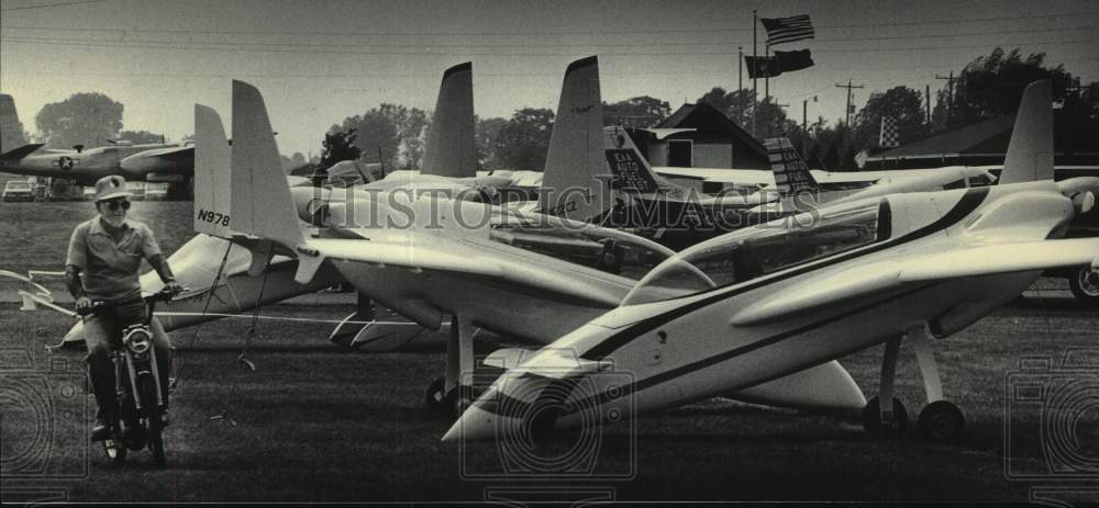 1985 Press Photo Everett Weekley at Experimental Aircraft Association Fly-In - Historic Images