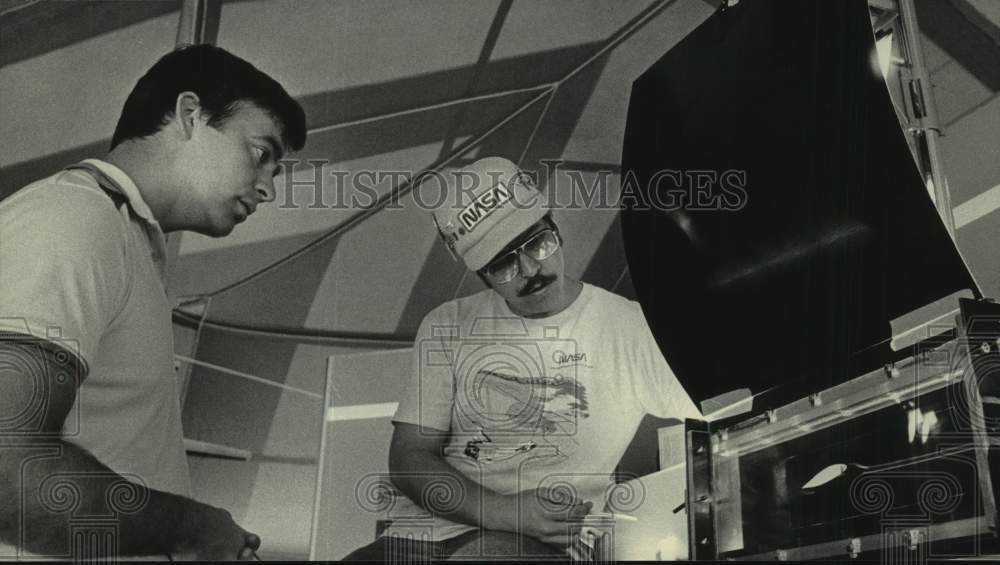 1985 Press Photo Todd Hodges NASA demonstrates miniature wind tunnel at EAA - Historic Images