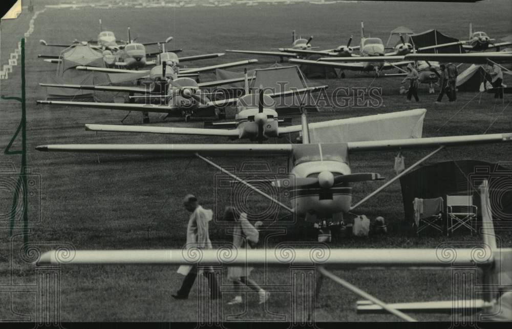 1985 Press Photo Airplanes and tents at Wittman Field, Oshkosh for Convention - Historic Images