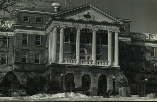 1991 Press Photo Student walks up Bascom Hall Steps, University of Wisconsin - Historic Images