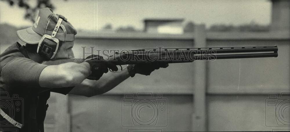 1985 Press Photo Ken Sippel, of Sheboygan, at Waukesha Gun Club - mjc31522 - Historic Images
