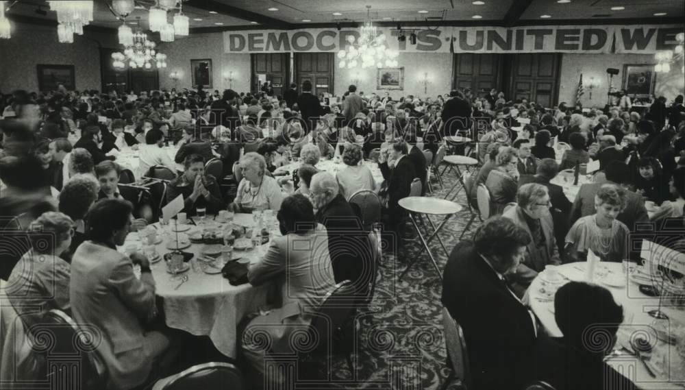 1982 Press Photo Democratic Delegation Dinner at Pfister Hotel, Milwaukee - Historic Images