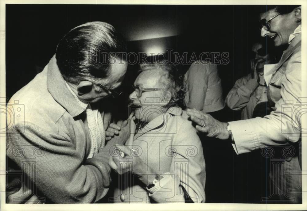 1990 Press Photo John Jahn welcomes his cousin, Elisabeth Trautmann, Milwaukee - Historic Images