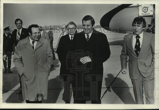 1977 Press Photo Walter Mondale with others at airport in Milwaukee, Wisconsin - Historic Images