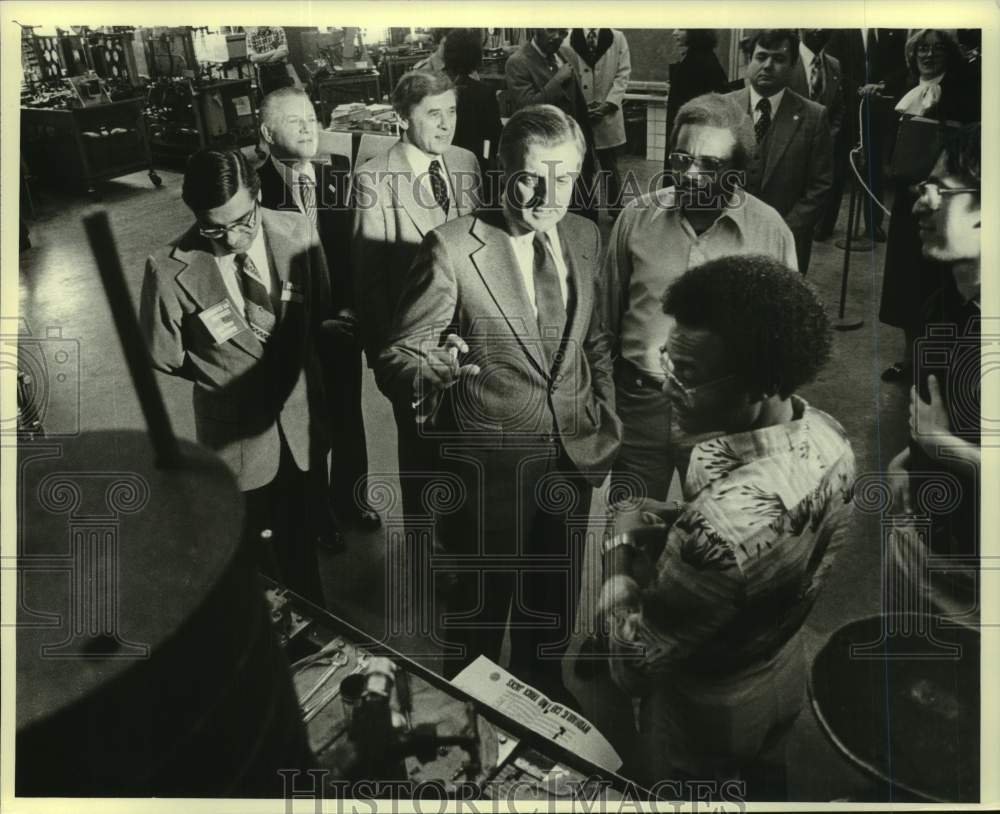 1980 Press Photo Politician Walter Mondale &amp; others in Milwaukee, Wisconsin - Historic Images