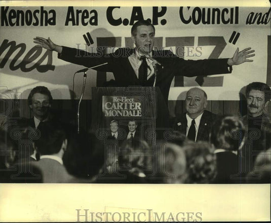 1980 Press Photo Vice President Mondale at a Racine United Auto Workers rally - Historic Images