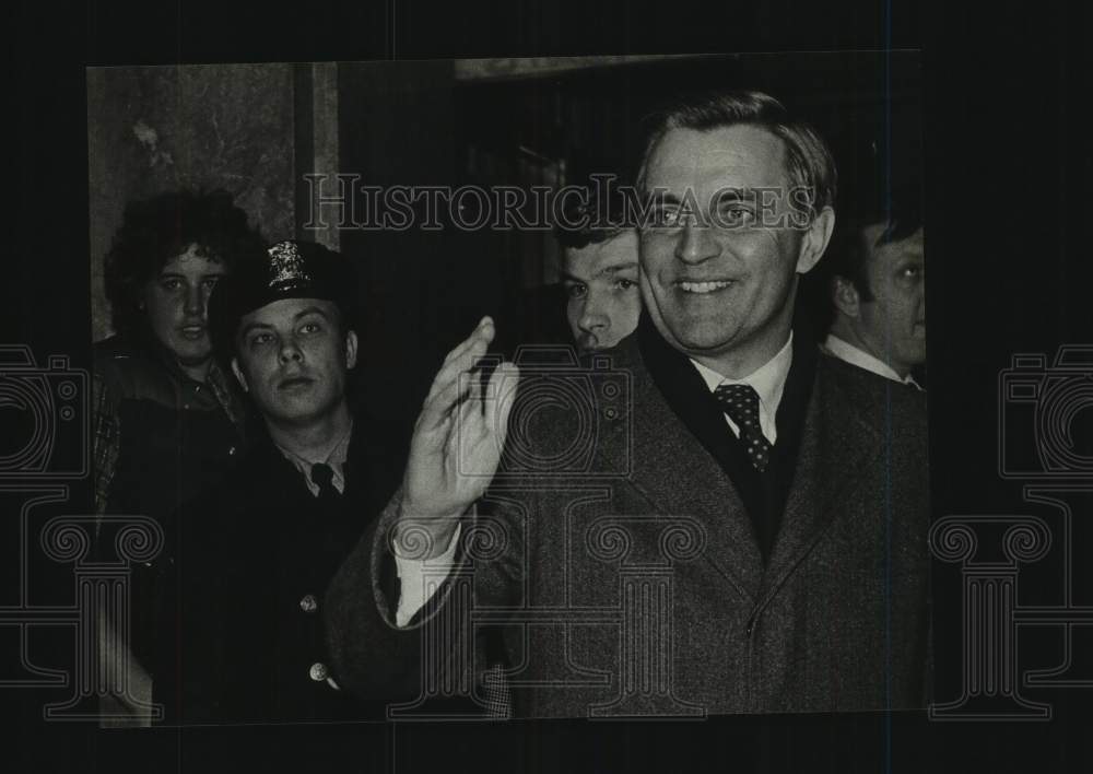 1980 Press Photo Vice President Mondale at the Marc Plaza Hotel in Wisconsin - Historic Images