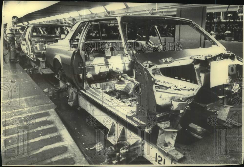 1977 Press Photo cars being built at Detroit&#39;s General Motors assembly line, MI - Historic Images