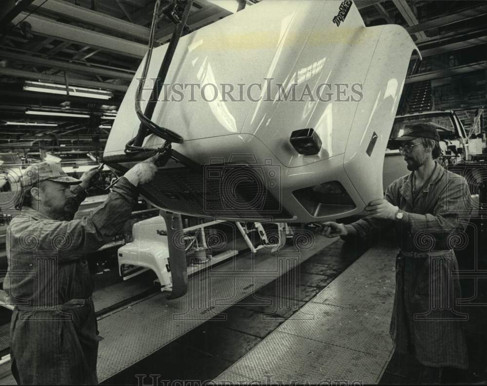 1989 Press Photo David Woodman &amp; Wayne Subrt on General Motors&#39; assembly line - Historic Images