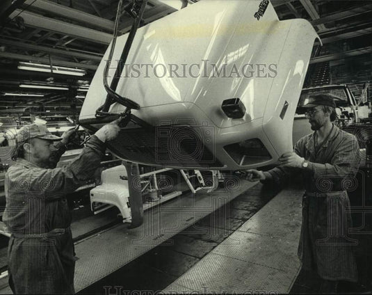 1989 Press Photo David Woodman & Wayne Subrt on General Motors' assembly line - Historic Images