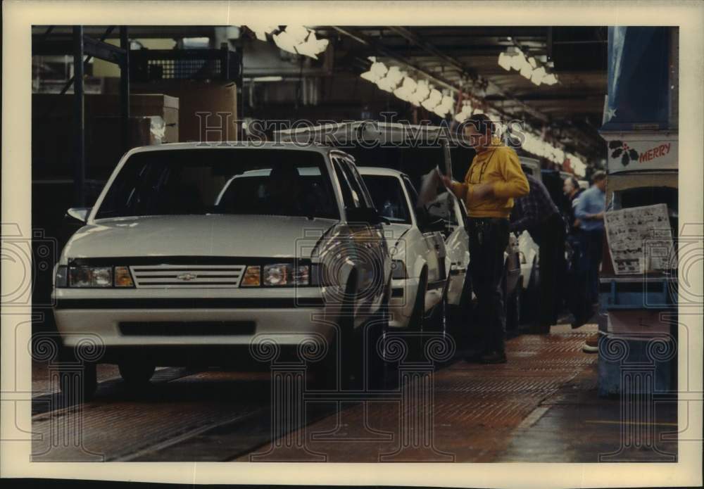 1989 Press Photo Man works on General Motors assembly line in Janesville - Historic Images