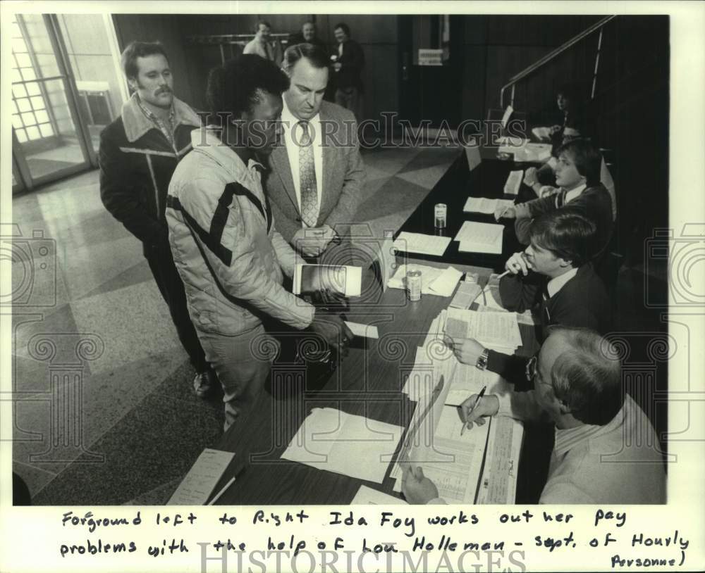 Press Photo Ida Foy with Lou Helleman at General Motors, Janesville, Wisconsin - Historic Images