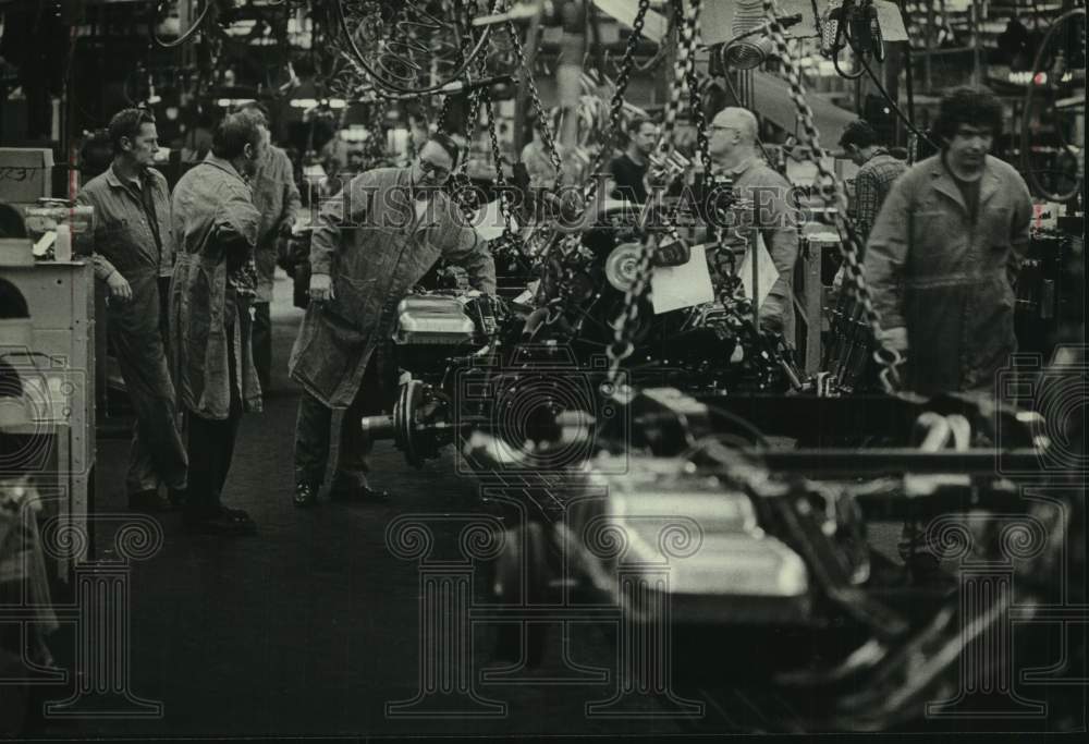 1980 Press Photo Workers at the General Motors Plant - mjc31594 - Historic Images