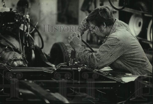1985 Press Photo Assembly worker at General Motors Plant, Janesville - mjc31597 - Historic Images
