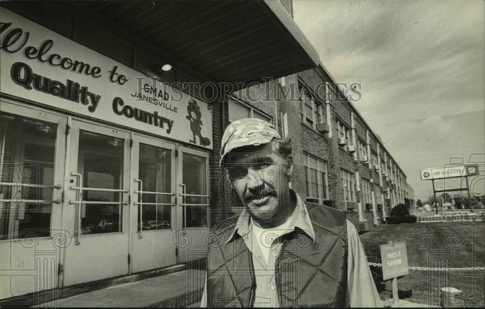 1981 Press Photo Tom Hume at the General Motors Janesville plant - mjc31600 - Historic Images