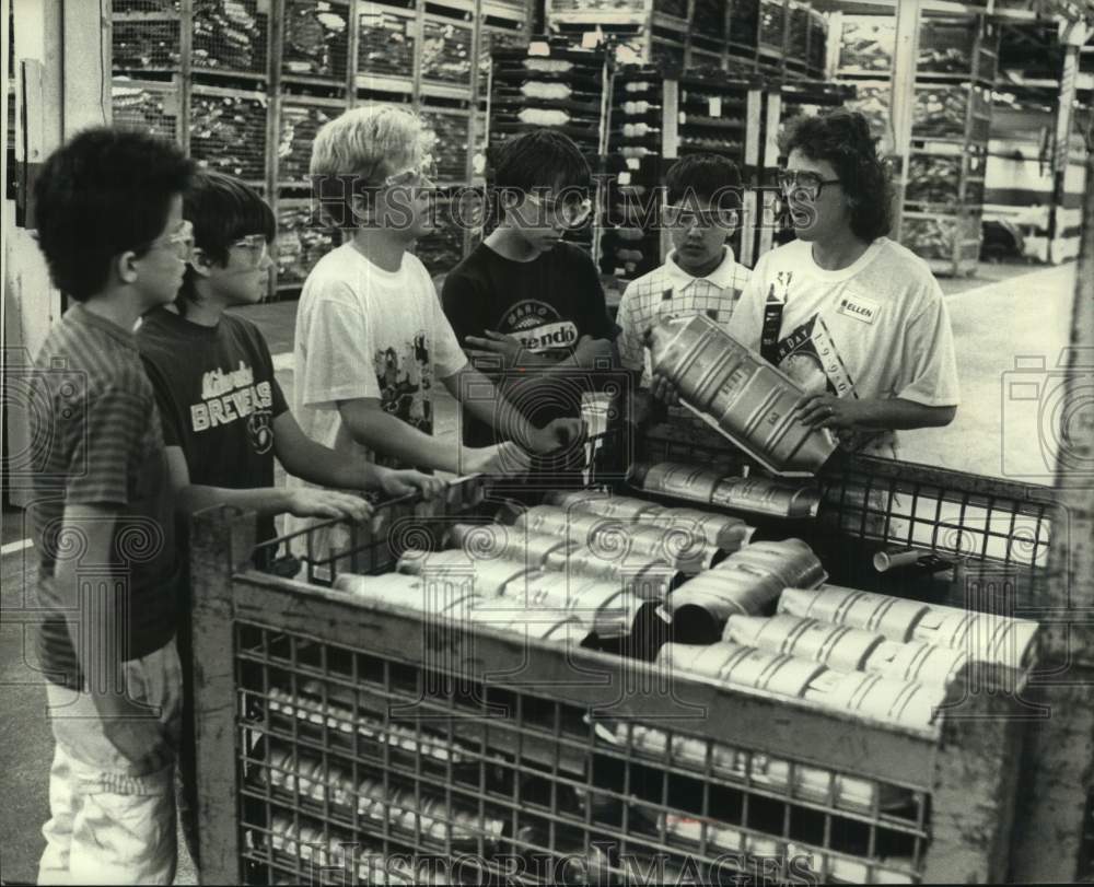 1990 Press Photo AC Rochester&#39;s Ellen Strmsek shows group catalytic converters - Historic Images