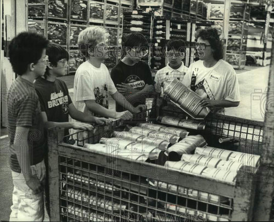 1990 Press Photo AC Rochester's Ellen Strmsek shows group catalytic converters - Historic Images