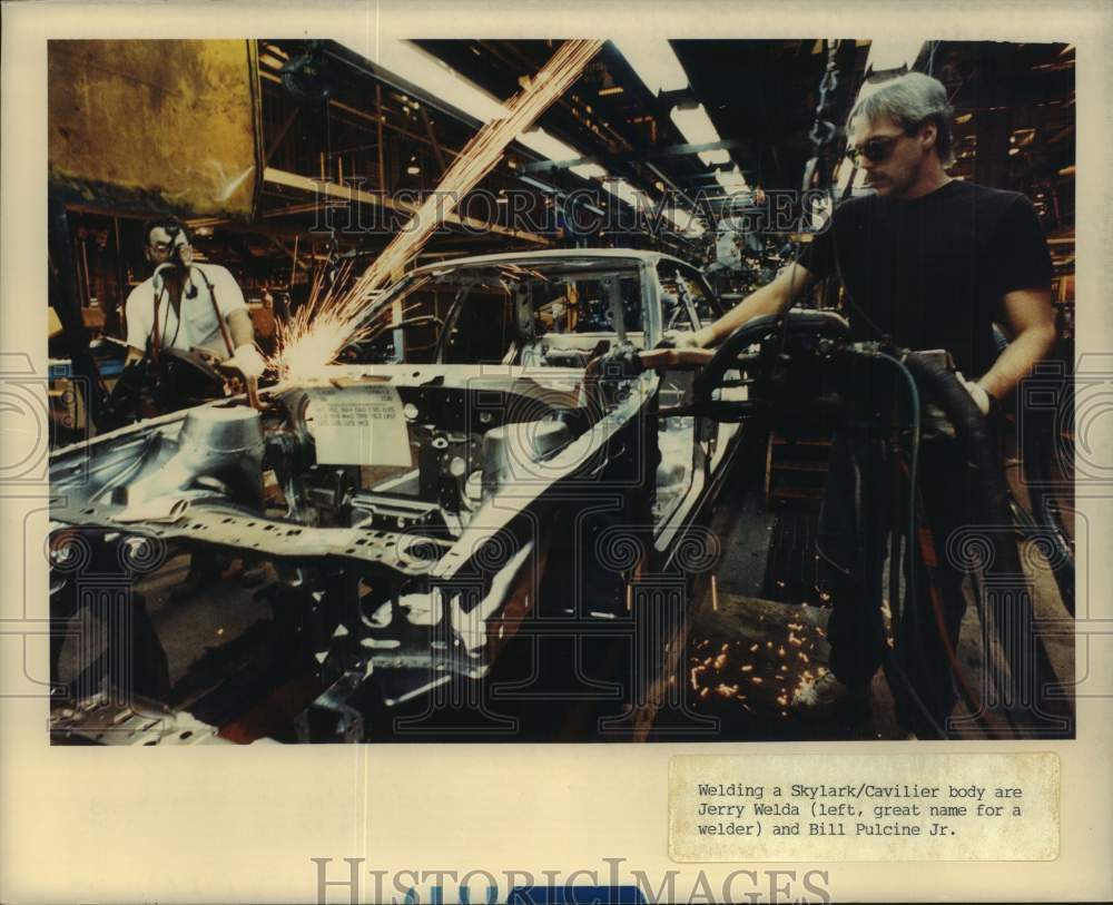 1988 Press Photo Jerry Welda and Bill Pulcine welding at Janesville GM plant. - Historic Images