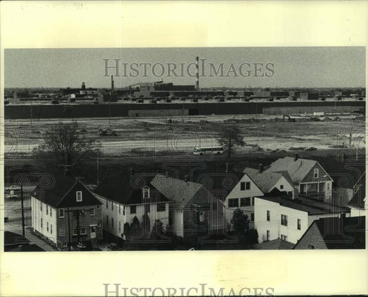 1983 Press Photo Exterior view of General Motors assembly plant in Detroit. - Historic Images