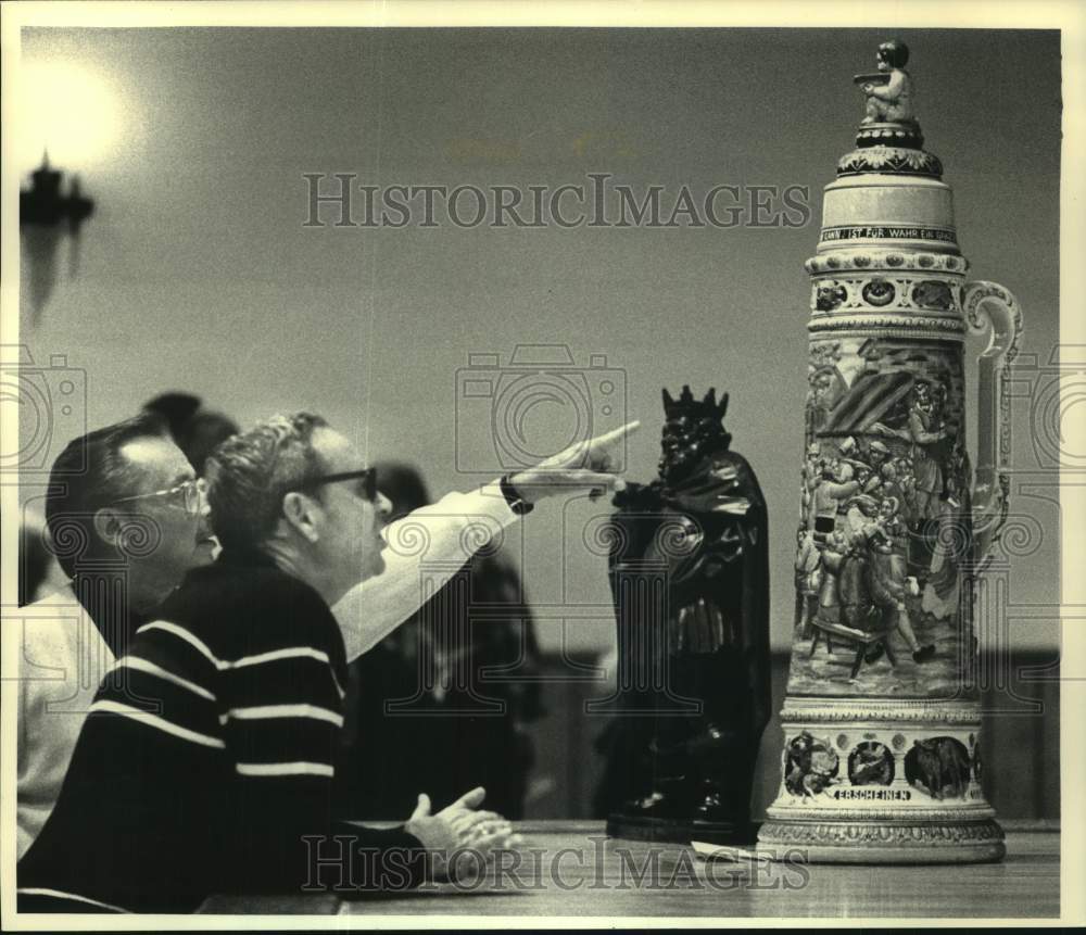 1987 Press Photo A 4-foot tall stein at Antique Beer Stein Show being admired. - Historic Images