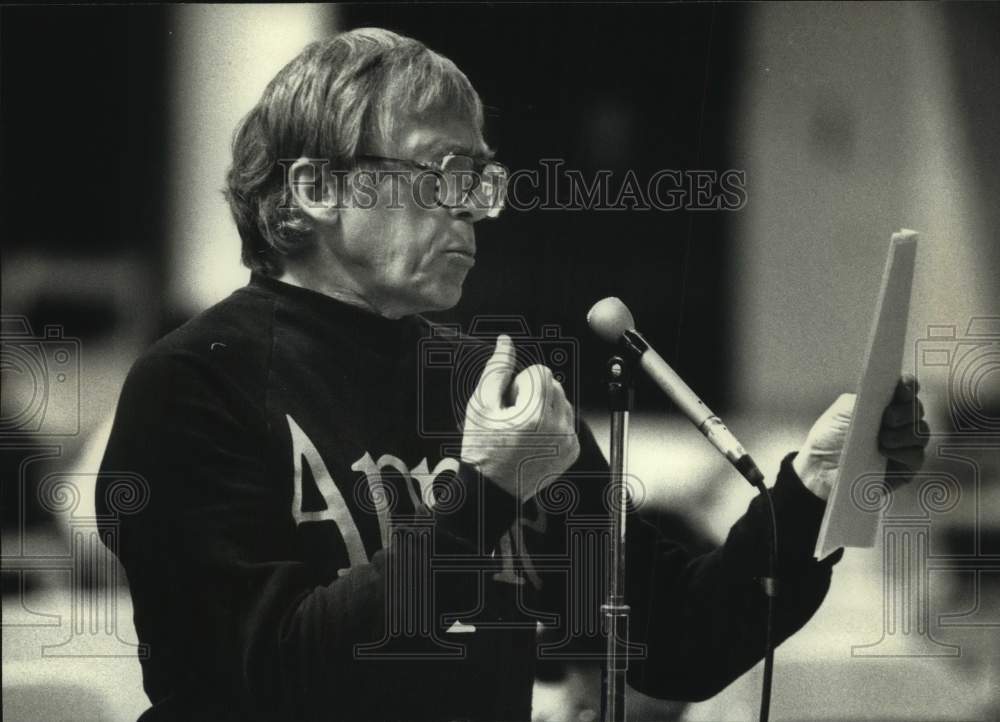 1991 Press Photo Former MATC teacher Gerhardt Steinke speaks at public meeting - Historic Images