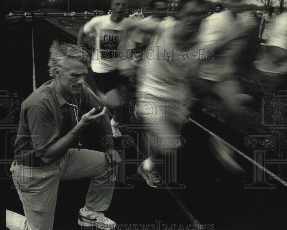 1992 Press Photo Brian Steinke, Kettle Moraine track team coach times sprinters - Historic Images