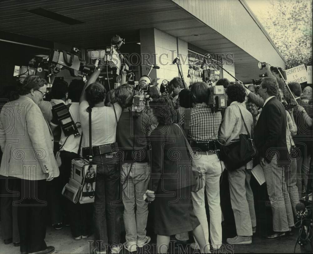 1984 Press Photo Reporters surround Walter Mondale on campaign visit, Green Bay - Historic Images