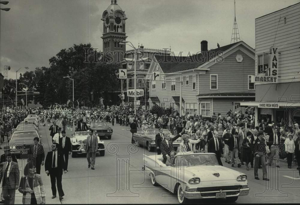 1984 Press Photo Wisconsin-Presidential candidate Walter Mondale rides in parade - Historic Images