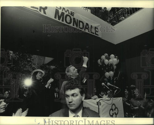 1984 Press Photo Walter Mondale, Presidential Campaign, in Milwaukee, Wisconsin - Historic Images