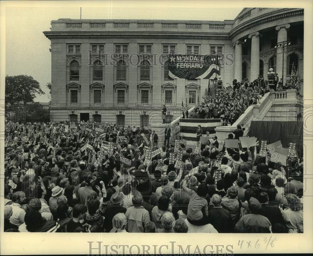 1984 Press Photo Democratic campaign rally crowd cheers at Capitol in Madison - Historic Images