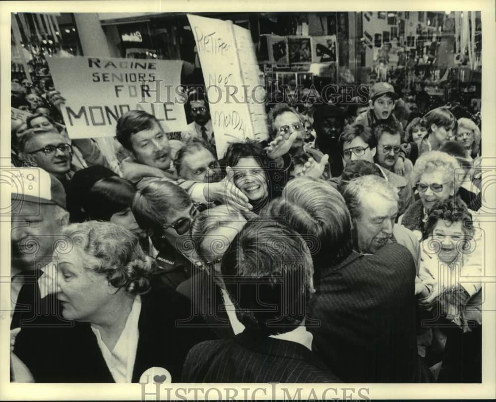 1994 Press Photo Walter Mondale on presidential campaign trail visits Milwaukee. - Historic Images