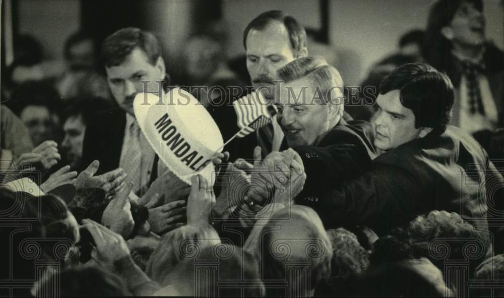 1984 Press Photo Walter Mondale shaking hands, moved through crowd in Cudahy - Historic Images